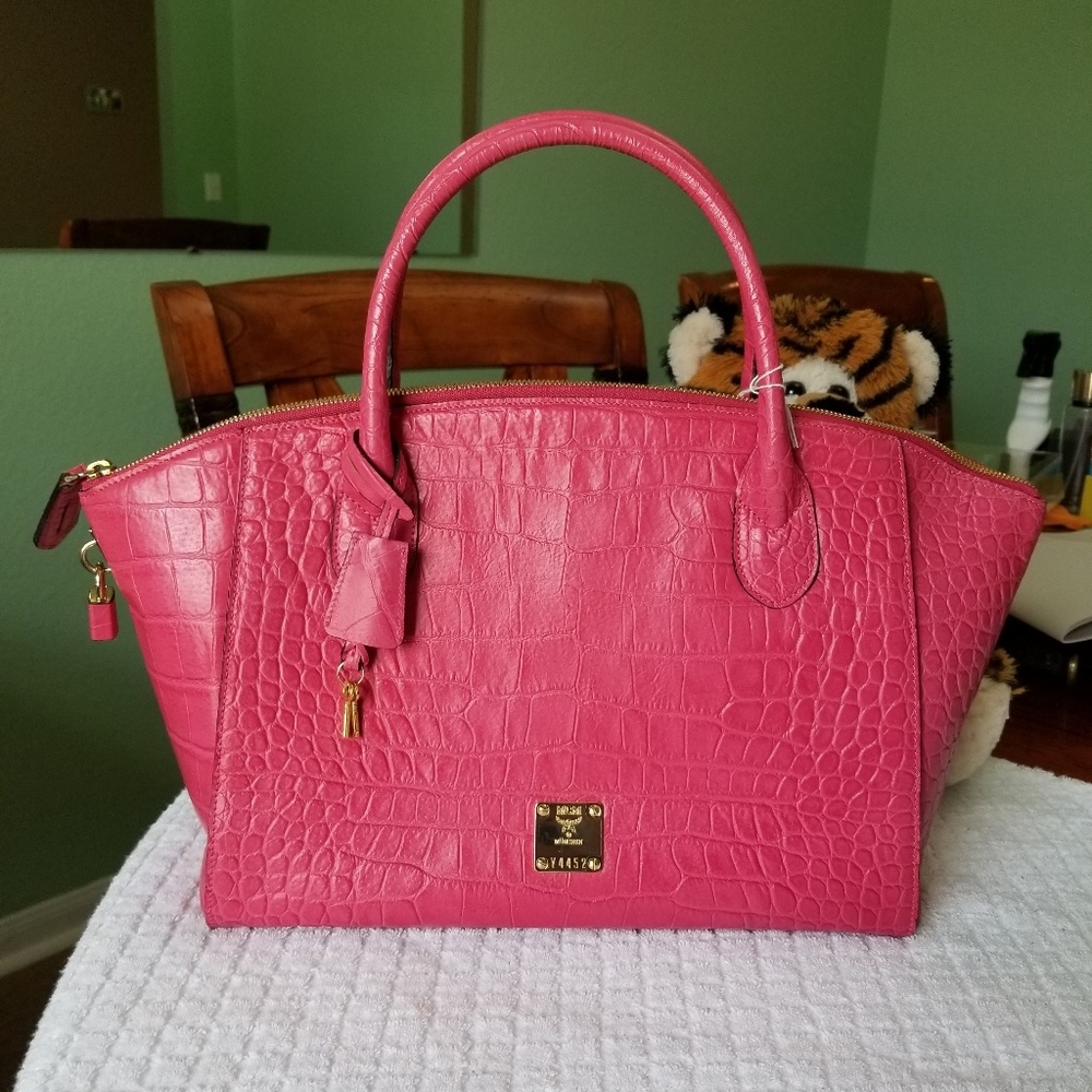 Tote bag in pink crocodile skin